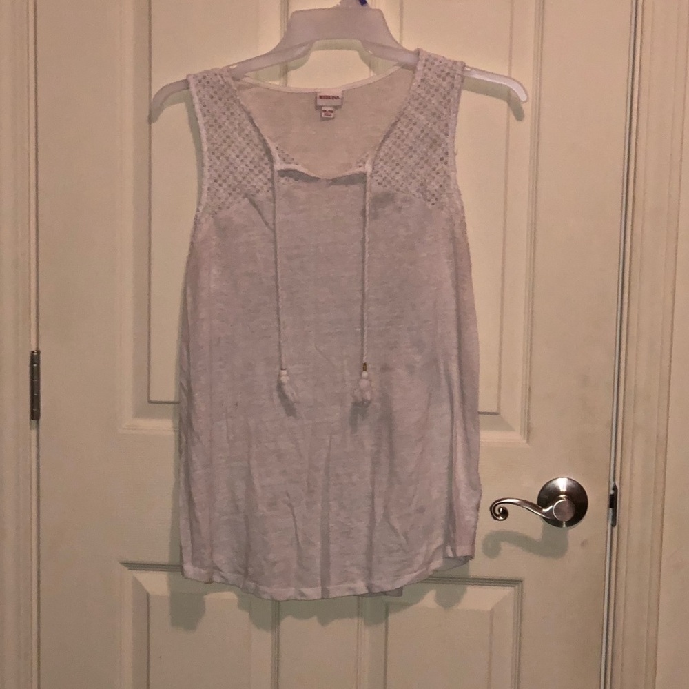 Junior’s white top